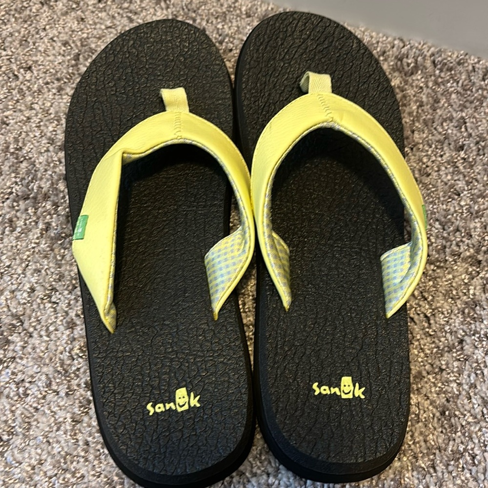 Yellow black sanuk flip flops; NWOT; size 8